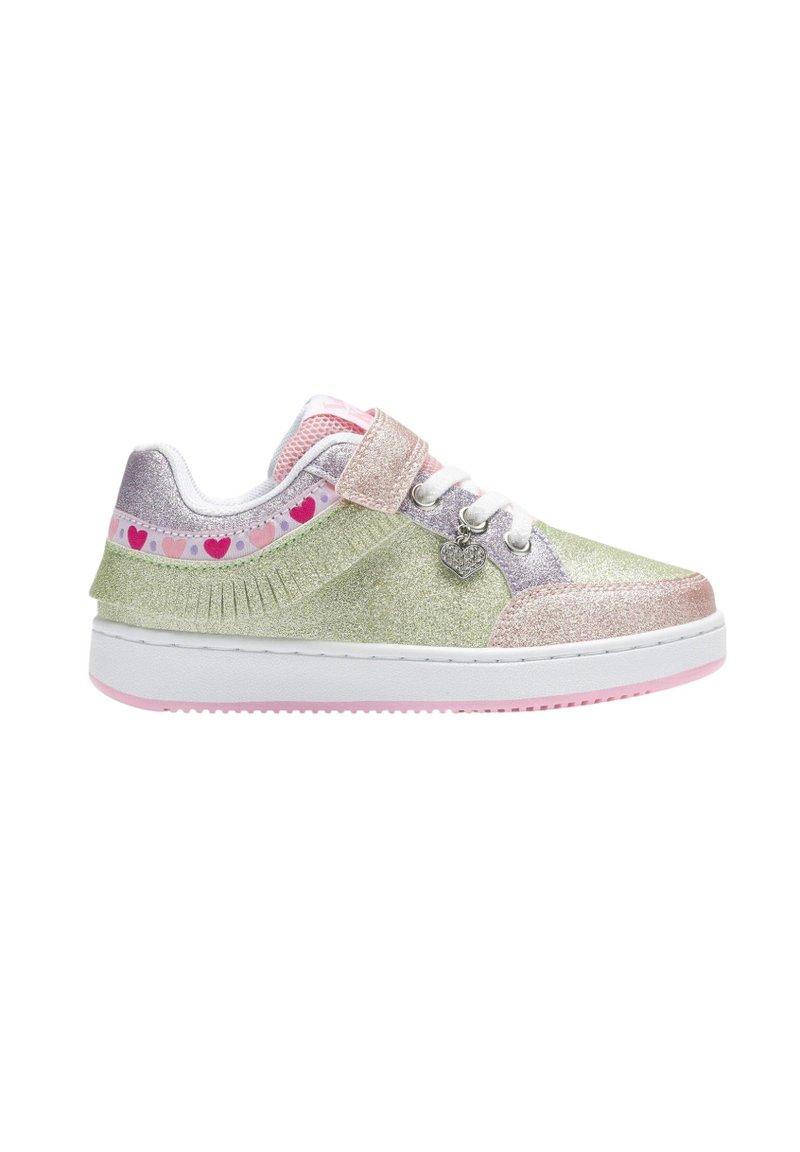Sneakers brillanti con una combinazione di colori verde e rosa, dotati di una fascia in velcro, motivi a cuore e un ciondolo decorativo a forma di cuore.