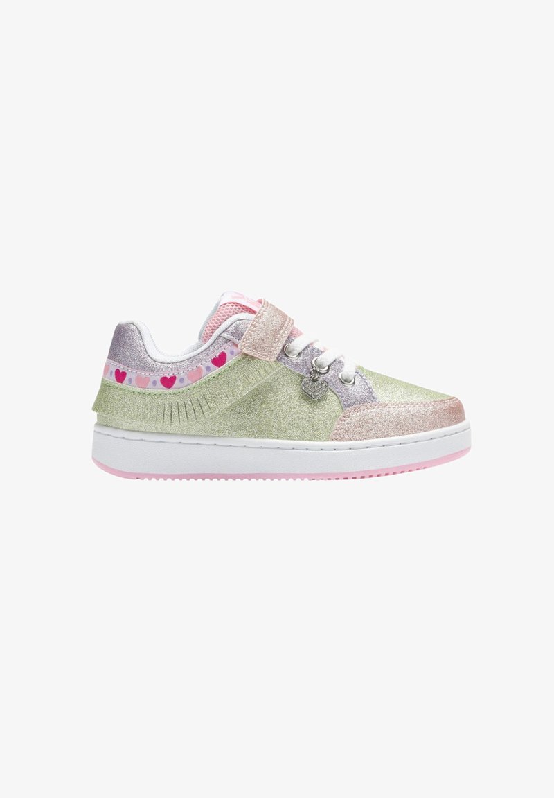 Sneakers brillanti con una combinazione di colori verde e rosa, dotati di una fascia in velcro, motivi a cuore e un ciondolo decorativo a forma di cuore.