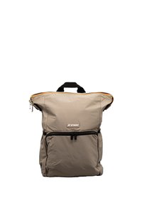 Zaino pieghevole beige con un ripiano superiore, cerniera nera e patch con logo. Presenta una maniglia nera e un bordo della cerniera arancione a contrasto.