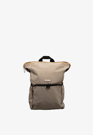 Zaino pieghevole beige con un ripiano superiore, cerniera nera e patch con logo. Presenta una maniglia nera e un bordo della cerniera arancione a contrasto.