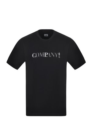 T-shirt nera a maniche corte con la parola "COMPANY" in lettere maiuscole bianche sul petto e una piccola figura umana accanto all'ultima lettera.