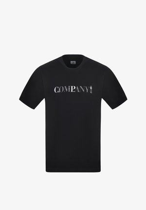 T-shirt nera a maniche corte con la parola "COMPANY" in lettere maiuscole bianche sul petto e una piccola figura umana accanto all'ultima lettera.