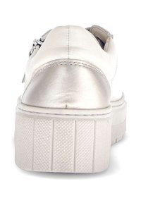 Witte leren sneaker met een metallic zilveren hakaccent, een gewatteerde kraag en een textuur van witte rubberen zool met verticale ribbels.