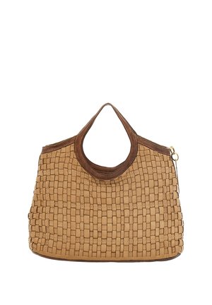 Borsa intrecciata color cognac con forma strutturata, dotata di manico ad anello rotondo e dettagli marroni a contrasto intorno alla parte superiore e alla cerniera.