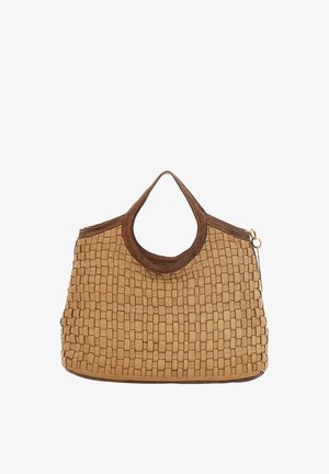 Borsa intrecciata color cognac con forma strutturata, dotata di manico ad anello rotondo e dettagli marroni a contrasto intorno alla parte superiore e alla cerniera.