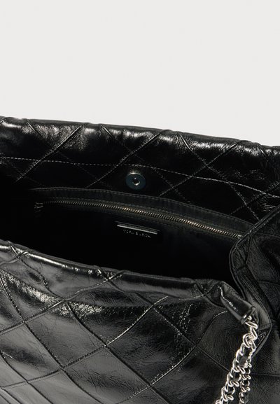 Mustmust kott, millel on tikands ja hõbedane kett, ning sees on luku-tasku. Sile tekstuur, struktureeritud kuju.