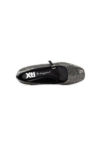Bailarina negra con adornos de rhinestones, punta redonda y correa ajustable. Presenta un interior acolchado con el logotipo.