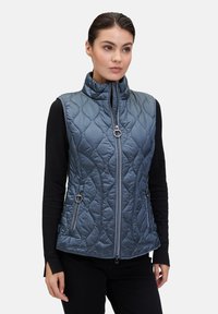 Gequilted grijze vest met hoge kraag, ritssluiting aan de voorkant en zijzakken. Heeft een gestructureerd patroon en een aansluitende pasvorm voor een gestroomlijnd uiterlijk.
