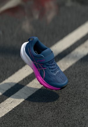 Blauer Sportschuh mit rosa Akzenten, Netzoberm material und weißer Sohle. Verfügt über Schnürsenkel und eine Lasche auf der Rückseite für einfaches Anziehen. Leichtes Design.