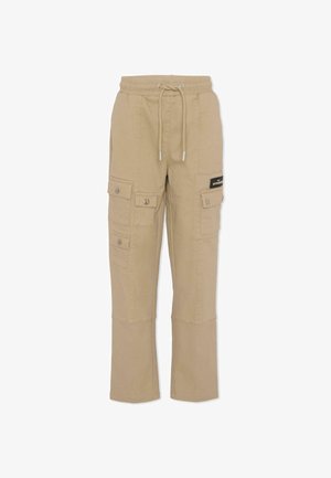 Beżowe spodnie cargo z elastycznym paskiem w talii, regulowanym sznureczkiem, wieloma przednimi kieszeniami oraz detalem z logo naszywki po boku.