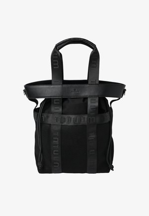 Črna torba z usnjeni detajli in mrežnimi paneli, ki ima zgornje ročaje in zapiranje na vrvico. Na naramnicah se nahaja odtisnjen logotip.