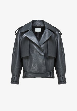 Černá kožená zkrácená motorkářská bunda se širokými klopami, ramenními pásky, předním pásem a pásky na manžetách dlouhých rukávů.