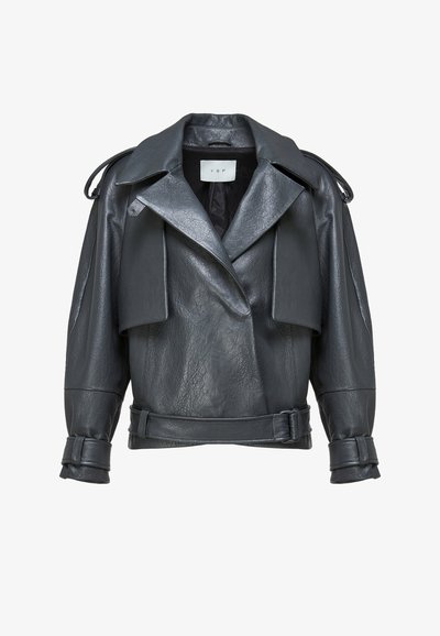 Zwarte leren korte bikerjas met brede revers, schouderriemen, riem aan de voorkant en manchetriemen aan de lange mouwen.