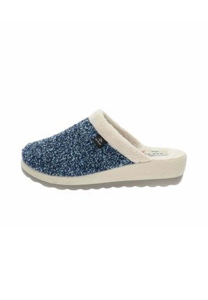 Pantofole azzurro e bianco con texture, dotate di una morbida fodera pelosa e una suola in gomma chiara per comfort e stabilità.