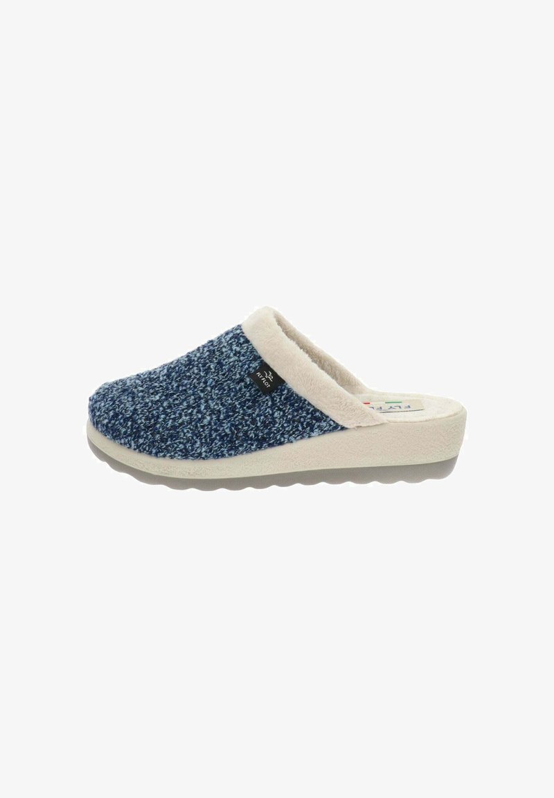 Pantofole azzurro e bianco con texture, dotate di una morbida fodera pelosa e una suola in gomma chiara per comfort e stabilità.