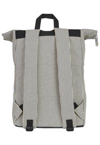Zaino a strisce con design roll-top in beige e blu navy, dotato di spallacci neri, maniglia superiore e tasche laterali. Tessuto resistente.