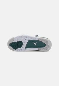 Jordan AIR JORDAN 4 RETRO UNISEX - Basketball shoes - white/oxidized green/neutral grey