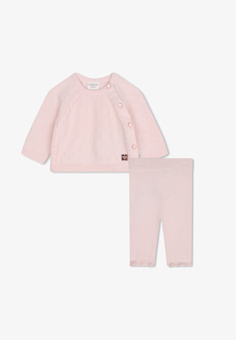 L'outfit per toddler in rosa chiaro a maglia include un cardigan a trecce con chiusura a bottoni e leggings coordinati, entrambi caratterizzati da una texture liscia.