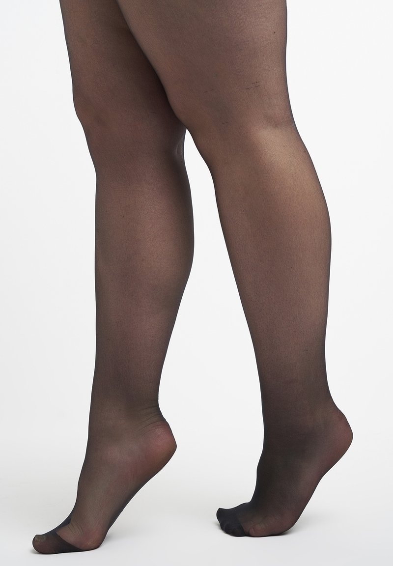 Zwarte sheer panty, gladde textuur, semi-doorzichtige afwerking, met een versterkte teen, die strak om de benen past.