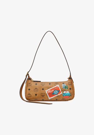 Sac à main en cuir marron au design courbé, orné de logos noirs et d'autocollants colorés sur le thème du voyage. Sangle d'épaule ajustable incluse.