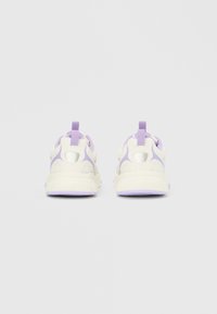 Een paar witte en lichtpaarse sportschoenen, gezien vanaf de achterkant, op een effen lichtgrijze achtergrond.