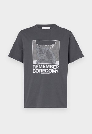 Graues Baumwoll-T-Shirt mit einem grafischen Druck eines Denkenden und einer Gedankenblase. Der Text lautet "ERINNERE DICH AN LANGWEILE?" in Weiß. Klassische Passform und kurze Ärmel.