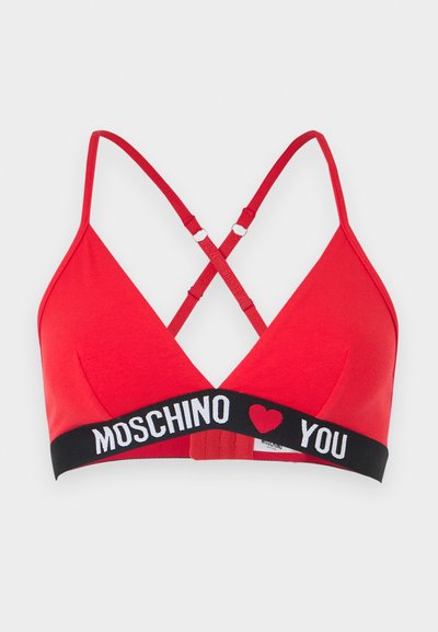 Κόκκινο bralette τριγώνου με λεπτές ρυθμιζόμενες σταυρωτές τιράντες και μαύρη ελαστική ταινία με την επιγραφή "MOSCHINO" και εικονίδιο καρδιάς "YOU" με λευκά γράμματα.
