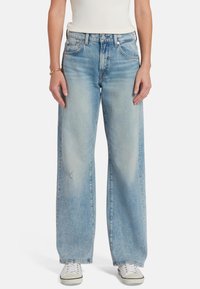 Jeans de mezclilla de pierna ancha en azul claro, con cintura alta, detalles desgastados y estilo tradicional de cinco bolsillos.