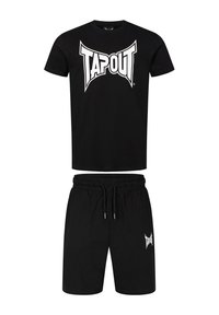 Mustat puuvillaiset T-paidat, joissa on suuri valkoinen "TAPOUT"-logo, yhdessä sopivien mustien elastisten shortsien kanssa, joissa on pieni valkoinen logo sivussa.