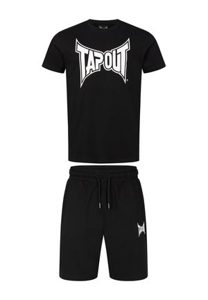 Camiseta de algodón negra con un gran logo blanco de "TAPOUT", combinada con pantalones cortos elásticos negros a juego que presentan un pequeño logo blanco en el lateral.
