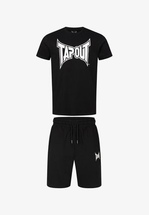 Camiseta de algodón negra con un gran logo blanco de "TAPOUT", combinada con pantalones cortos elásticos negros a juego que presentan un pequeño logo blanco en el lateral.