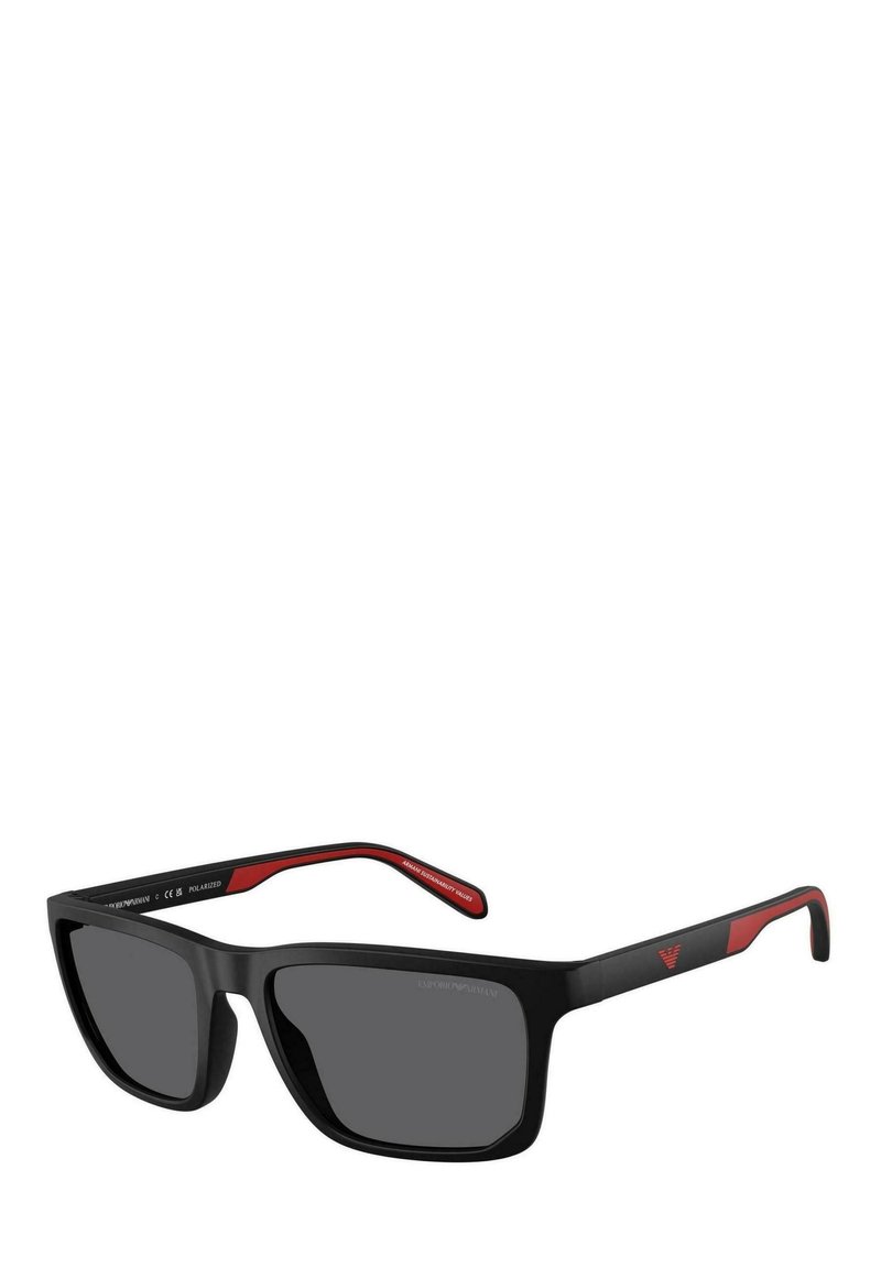 Lunettes de soleil noires en forme rectangulaire avec des verres polarisés gris. Monture mate avec des accents rouges et un logo sur les branches. Matériau en plastique durable.