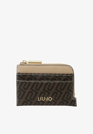 Cartera marrón y beige con textura suave, con un patrón geométrico, logo dorado y cierre de cremallera. Incluye múltiples ranuras para tarjetas.