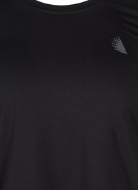 Schwarzes T-Shirt mit kurzen Ärmeln aus glattem Stoff, das im linken Brustbereich ein dezentes geometrisches Muster in Grau aufweist. Klassischer Rundhalsausschnitt.