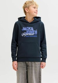 Sudadera con capucha azul marino con bolsillo frontal, que presenta texto en blanco y morado: "JACK & JONES Superior wrd. New Aesthetics." Tejido suave y puños acanalados.