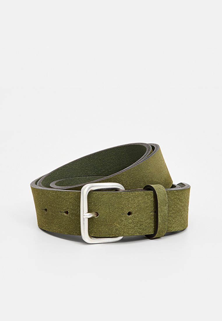 Olivgrüner Ledergürtel aufgerollt mit einer silbernen rechteckigen Metallschnalle auf weißem Hintergrund.