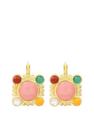 Boucles d'oreilles en or avec une grande pierre centrale rose, entourée de pierres plus petites rouges, vertes, blanches et jaunes dans un sertissage carré orné.