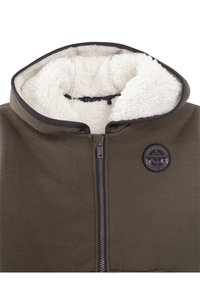 Olivgrüne Zip-Hoodie mit Kunstfell-Futter, schwarzen Akzenten und einem runden Logo-Patch auf der Vorderseite. Weicher Stoff und Kapuzen-Design.