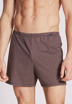Geprinte zwembroek met een rode, witte en blauwe geometrische print. Elastische tailleband en een relaxte pasvorm, gemaakt van lichtgewicht stof.