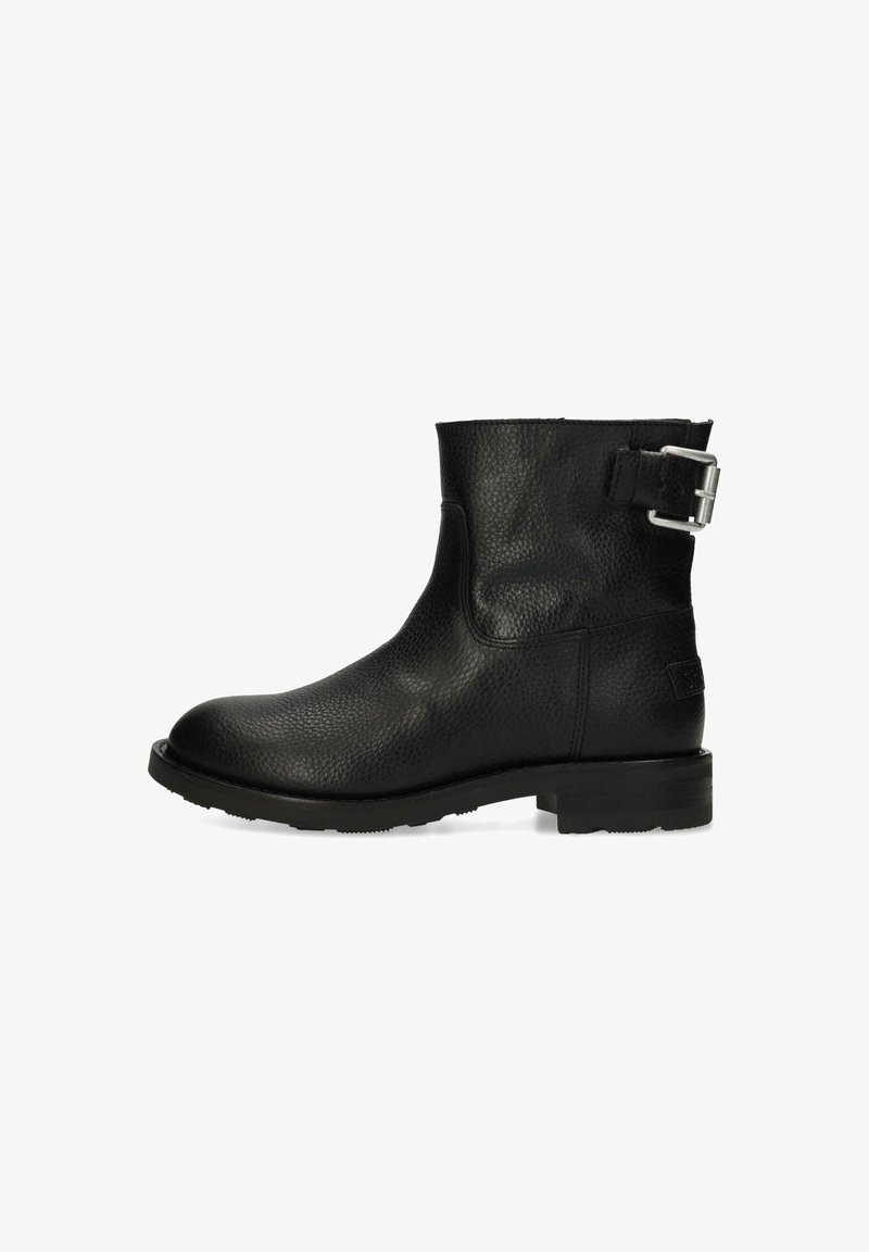 Zwart leren enkelboot met een gestructureerde afwerking, ronde neus, lage hak en zijgesp tantoe. Rubberen zool voor grip.