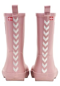 Bottes de pluie en caoutchouc roses avec une texture lisse, présentant des rayures en chevrons blanches et de petits accents de drapeau danois sur les côtés.