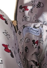 Intérieur en tissu gris présentant des motifs répétés de Minnie Mouse, avec une étiquette indiquant "Disney ONOMATO !" et un détail de fermeture éclair doré.