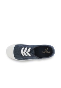Sneaker in denim con tomaia blu navy, punta in gomma bianca e lacci. Presenta un logo Kaporal sulla soletta e un design in tessuto texturizzato.
