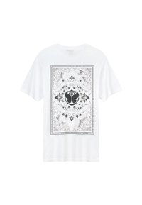 Witte katoen t-shirt met een centraal zwart logo omgeven door ingewikkelde grijze bloemen- en vlinderpatronen, omzoomd door een decoratieve rand.