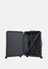 Maleta rígida gris con dos compartimentos, que cuenta con un interior a rayas, un bolsillo de malla, correas cruzadas y cuatro ruedas para mayor movilidad.