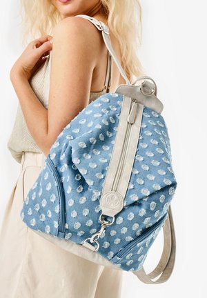 Blauer Stoff-Rucksack mit weißem Punktmuster, grauen Akzenten, einer oberen Klappe und silbernen Beschlägen. Verfügt über Reißverschlussverschlüsse und verstellbare Träger.