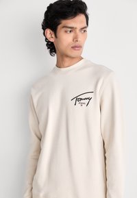 Tommy Jeans ENTRY GRAPHIC CREW - Felpa - beige/sand