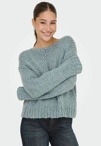 Lichtblauwe oversized tricotsweater met geribde manchetten en onderkant. Gemaakt van een zachte, gestructureerde garen, met een losse pasvorm en brede halslijn.