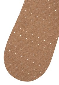 Sottopiede in sughero con superficie liscia marrone, caratterizzato da piccole perforazioni bianche distribuite uniformemente per traspirabilità e comfort.