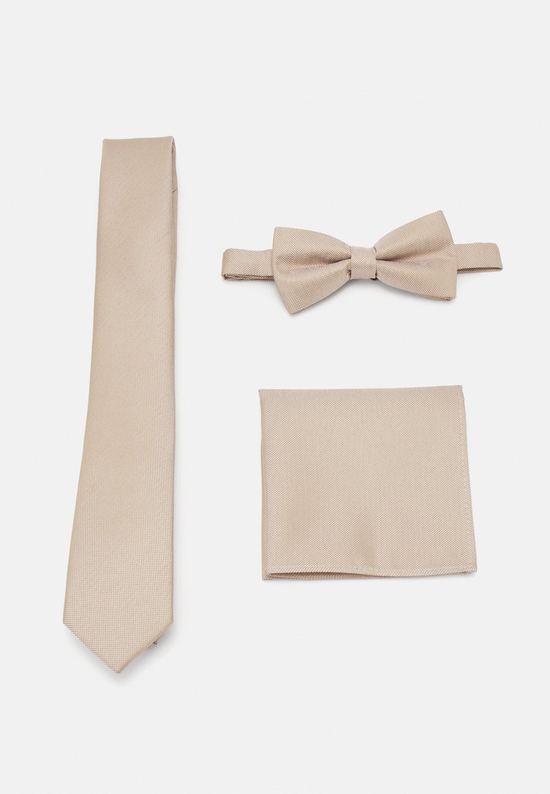 Beige Krawatte, Fliege und Einstecktuch Set. Der Stoff hat eine strukturierte Oberfläche. Die Artikel sind ordentlich in einem flachen Layout angeordnet, um ihre Farbe und ihr Design zu präsentieren.